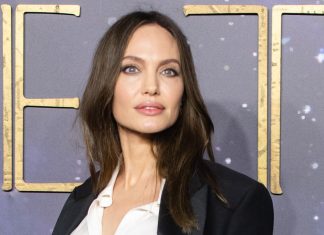 Angelina Jolie a optat pentru dubla mastectomie