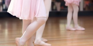 Dresuri pentru copii: modele si culori pentru fete si baieti