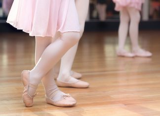 Dresuri pentru copii: modele si culori pentru fete si baieti