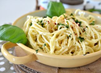 Paste cu sos de branza