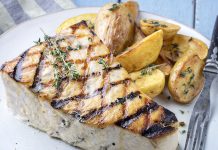 Peste spada marinat cu rozmarin