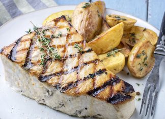 Peste spada marinat cu rozmarin